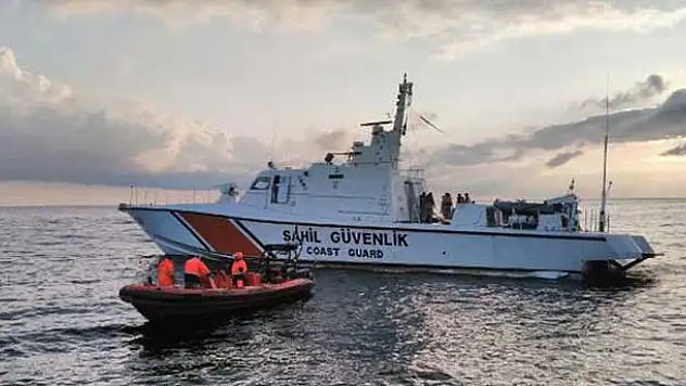 Riva açıklarında çarpışan iki gemiden biri battı