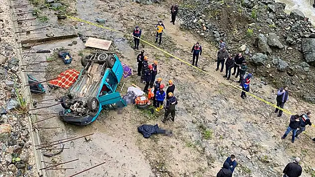 Rize'de araç dereye uçtu: 4 ölü, 1 ağır yaralı
