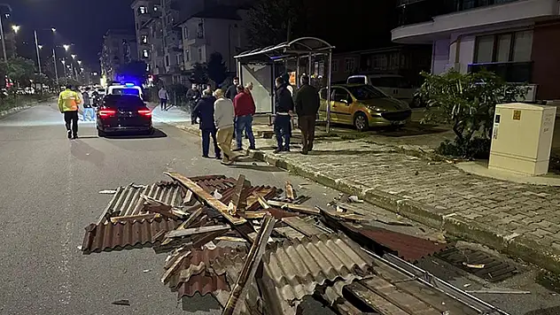 Rize'de etkili olan şiddetli rüzgarda 8 evin çatısı uçtu
