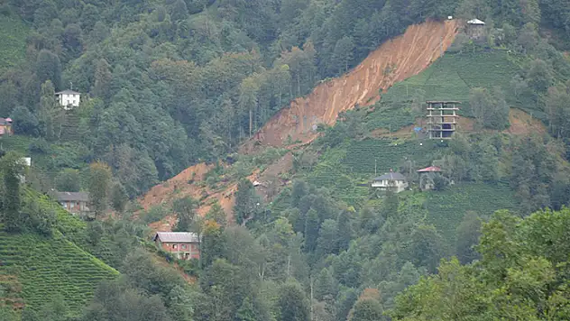 Rize'de heyelan 2 boş ev toprak altında kaldı
