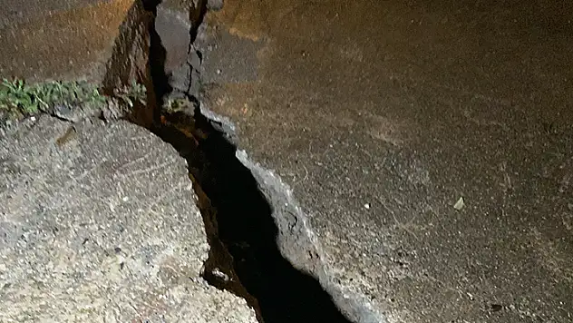 Rize'de heyelan riski çatlak ve yarıklar oluşan bölgedeki 2 ev tahliye edildi
