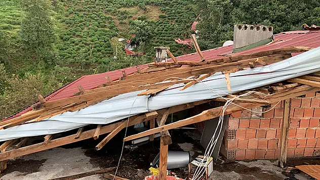 Rize'de hortum 6 katlı binanın çatısı uçtu
