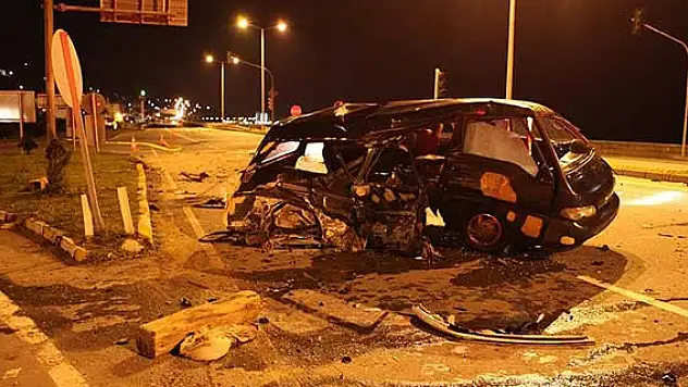Rize'de kamyonet ile otomobil çarpıştı: 1 ölü, 2 yaralı