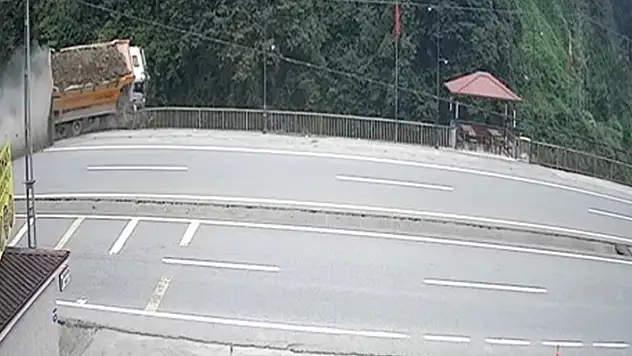 Rize'de kontrolden çıkan hafriyat yüklü kamyon dereye düştü