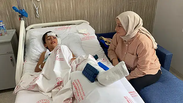 Rize'de okulun demir kapısı üzerine düşen çocuk yaralandı

