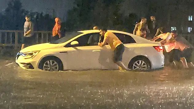 Rize'de sağanak sele neden oldu Karadeniz Sahil Yolu'nda mahsur kalan otomobili vatandaşlar itti
