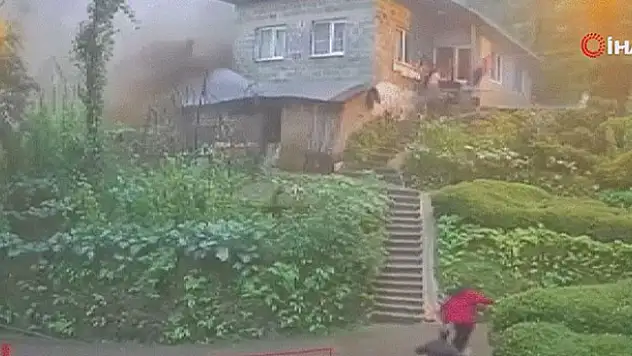 Rize'de sel ve heyelan anı güvenlik kameralarına böyle yansıdı