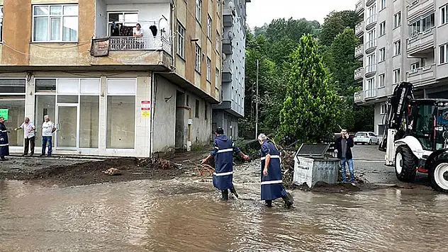 Rize'de şiddetli yağış nedeniyle 8 ev tedbir amacıyla boşaltıldı
