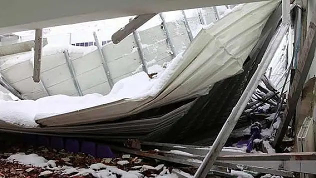 Rize'de spor salonunun çatısı çöktü
