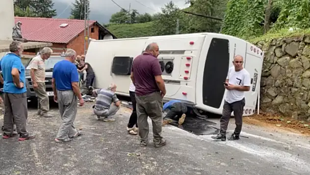 Rize'de tur otobüsü devrildi: 25 yaralı