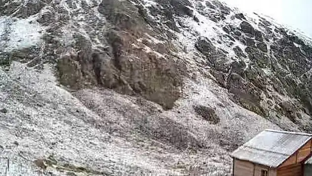 Rize'ye mevsimin ilk karı yağdı
