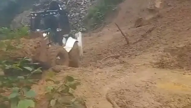 Rize'de heyelan kapanan köy yolu ulaşıma açıldı