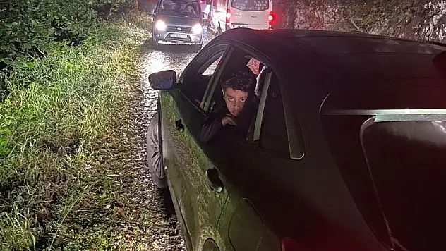 Rize'de heyelan: Yol ulaşıma kapandı