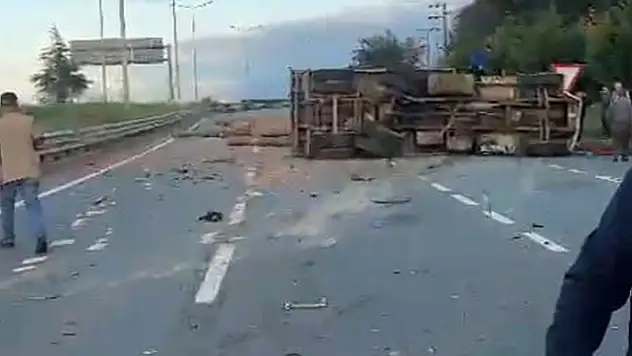 Rize'de tomruk yüklü kamyon, kamyonetle çarpıştı 3 yaralı
