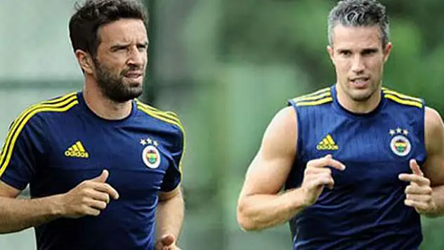 Robin van Persie ve Gökhan Gönül'den kötü haber!