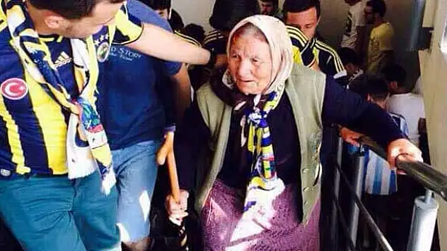 Robin Van Persie'yi görmeye bastonuyla gitti
