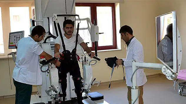 Robotik cihaz sayesinde daha erken yürüyebiliyorlar