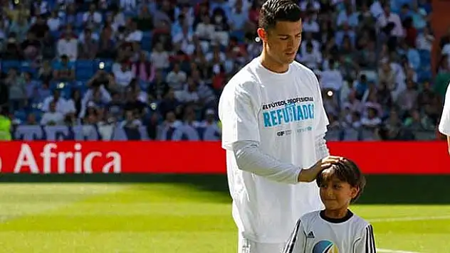 Ronaldo sahaya Suriyeli mülteciyle çıktı