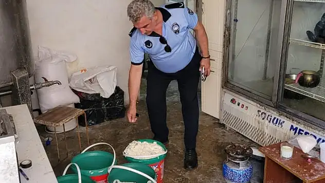 Ruhsatsız süt ve süt ürünleri üreten işletmedeki sağlıksız görüntüler zabıta ekiplerini bile şaşkına çevirdi