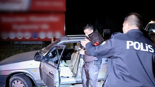 Ruhsatsız tabanca ile yakalandı, 'Taşımıyorum bozuk' diyerek tüfek ruhsatı gösterdi
