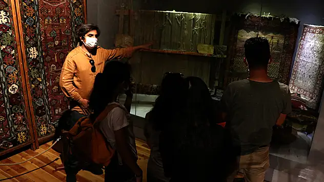 Rum ailenin bağışıyla Sille halısı 100 yıl sonra anavatanı Konya'ya döndü