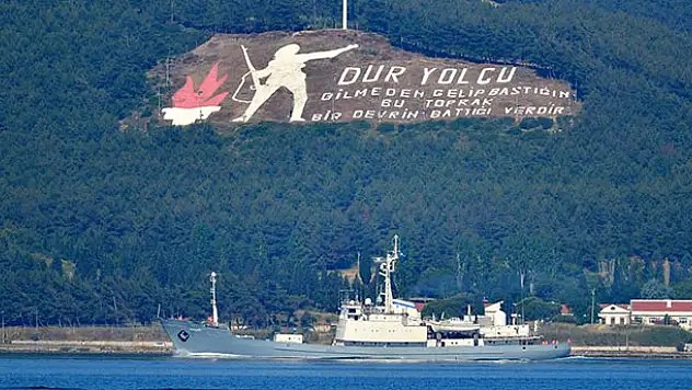 Rus askeri gemisi Çanakkale Boğazı'ndan geçti