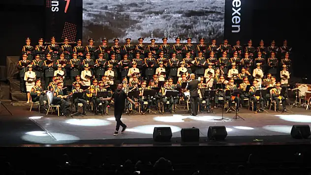 Rus Kızılordu Korosu ve Haluk Levent Konya'da sahne aldı
