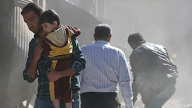 Rus savaş uçakları İdlib'de pazar yerini vurdu: 40 ölü