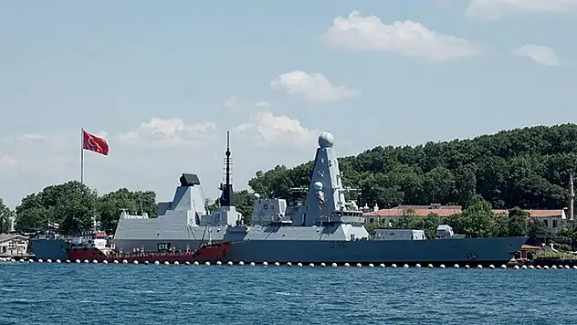 Rus uçağı, Karadeniz'de İngiliz savaş gemisine uyarı ateşi açtı

