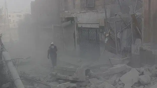 Rus uçakları Halep'te yerleşim yerini vurdu: 10 ölü