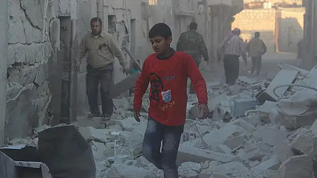 Rus uçakları Halep'te yerleşim yerini vurdu: 5 ölü