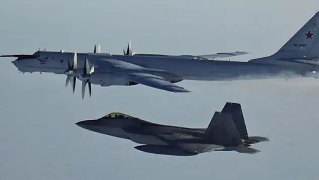 Rusya 4 uçak gönderdi, F-22'ler peş peşe kalktı!