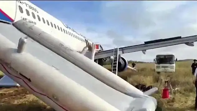 Rusya'da 161 yolcuyu taşıyan uçak tarlaya acil iniş yaptı!