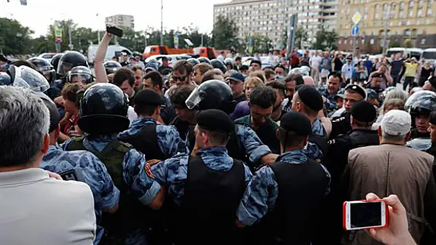 Rusya'da seçim protestosu: 300 gözaltı