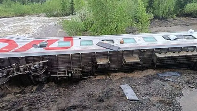 Rusya'da yolcu treninin raydan çıkması sonucu yaklaşık 70 kişi yaralandı
