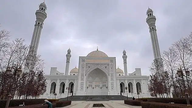 Rusya'da mimarisiyle öne çıkan 'Müslümanların Gururu' Camisi ziyaretçilerin ilgi odağı