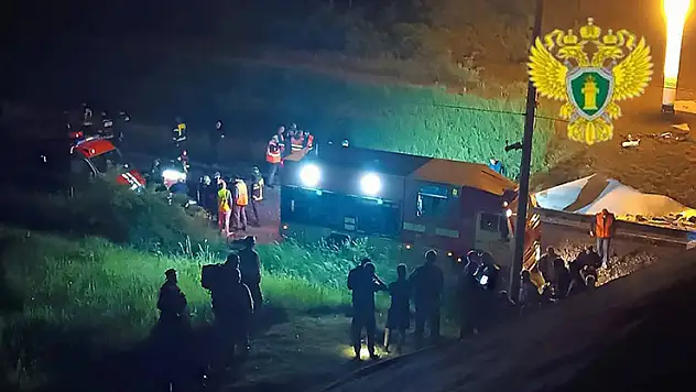 Rusya'da otoyol köprüsünün yolcu treninin üzerine çökmesi sonucu 7 kişi öldü, 66 kişi yaralandı