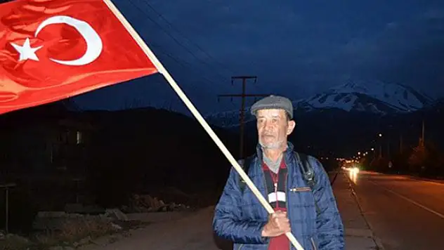 Rüyasında gördü bayrağı alıp yollara düştü!