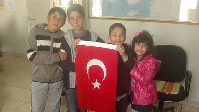 Rüzgar savurdu, o bayrağı öperek saygısını gösterdi