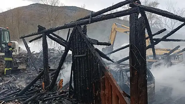 Rüzgarın etkisiyle büyüyen yangın bir ailenin her şeyini küle çevirdi
