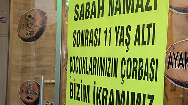 Sabah namazına camiye gelen çocuklara çorba ikram ediyor