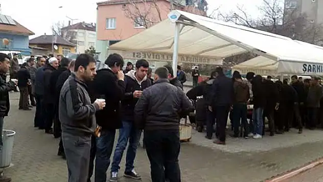 Sabah namazında çay, simit ve süt ikramı