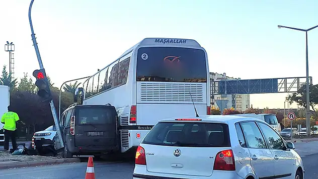Sabırsızlık ve dikkatsizliğin sonu! Konya'da kurallara uymayan sürücüler kazaya neden oldu