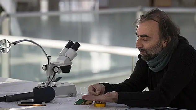 Saç teline besmele yazdı
