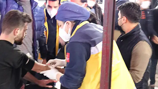 Saç tıraşını beğenmedi, berber kalfasını ve arkadaşını bıçakladı