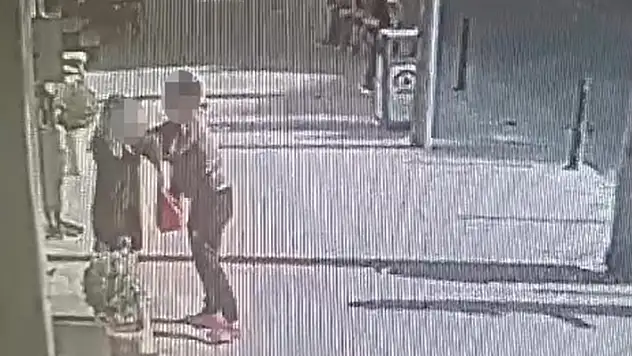 Saçından tuttuğu kadını dakikalarca sürükledi! Kadınların sokak ortasında saç baş kavgası
