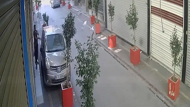 Saçını tarayıp keşif yaptı, camını kırdığı otomobilden para ve altın çaldı

