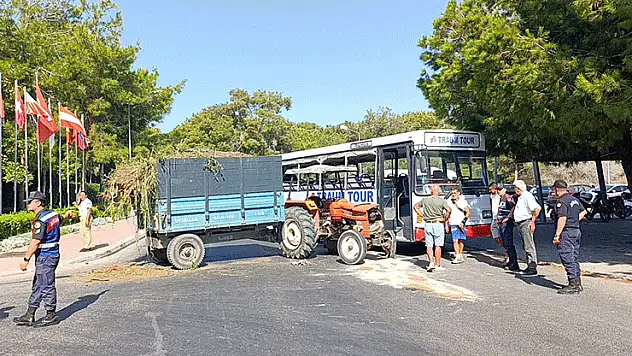 Safari için yolcu toplayan otobüs ile otelden çıkan traktör çarpıştı: 1'i turist 2 yaralı