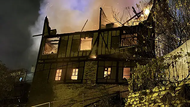 Safranbolu'da tarihi konakta çıkan yangına müdahale eden iki itfaiye eri yaralandı