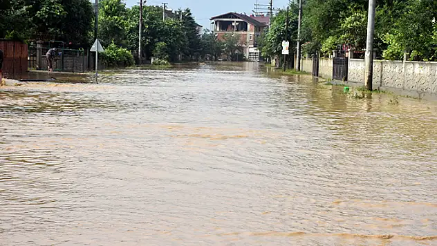 Sağanağın vurduğu o ilçe su altında: Selde mahsur kalan 9 kişi kurtarıldı
